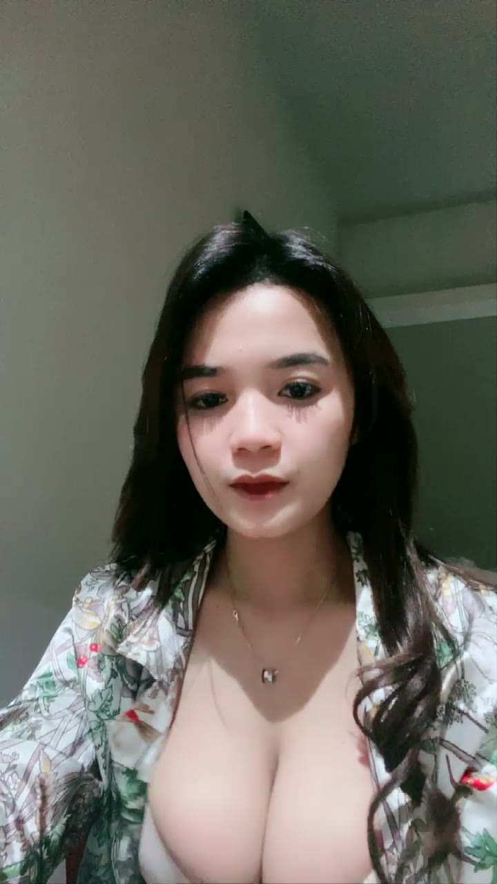 Pesona Toket Gede Si Cantik Momo ID 46338783 Mango